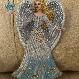 Sparkling Angel Figurine with Star.     Twinkle Twinkel